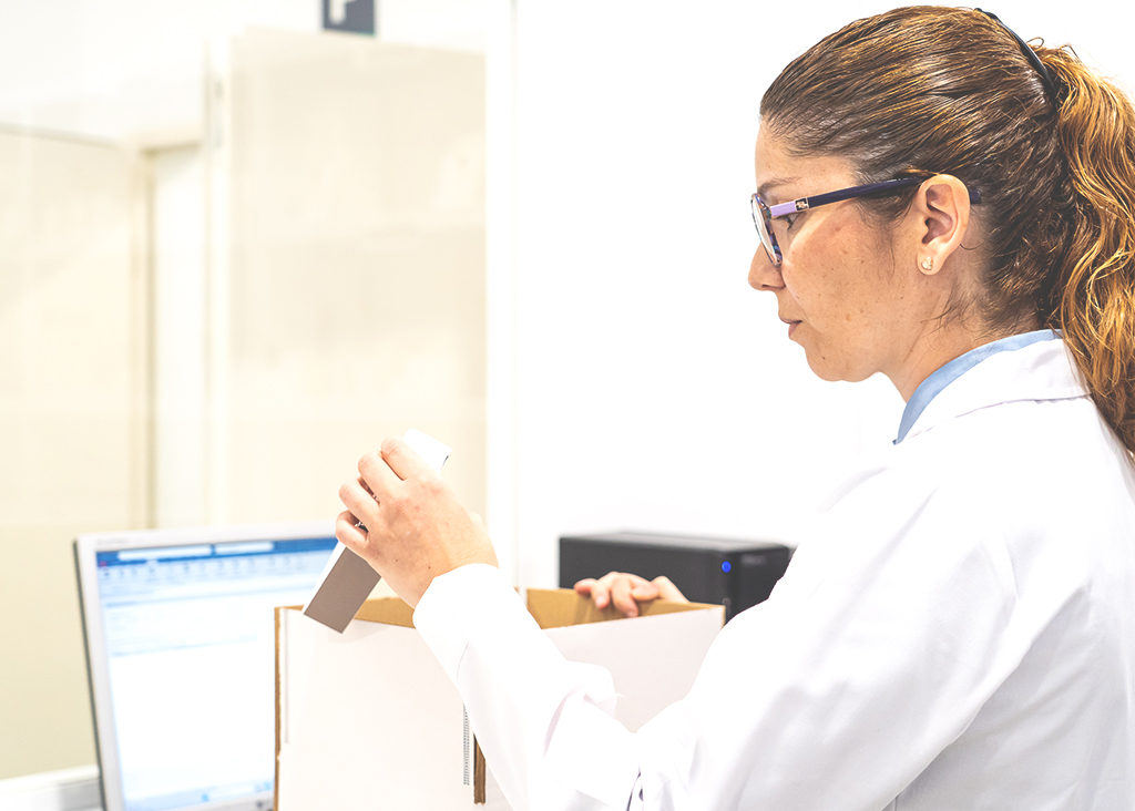 Empleada de la compañía llevando a cabo un proceso de distribución