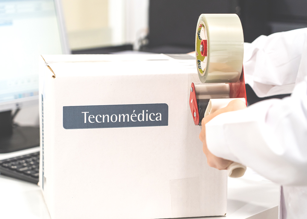 Empleada de la compañía llevando a cabo un proceso de distribución