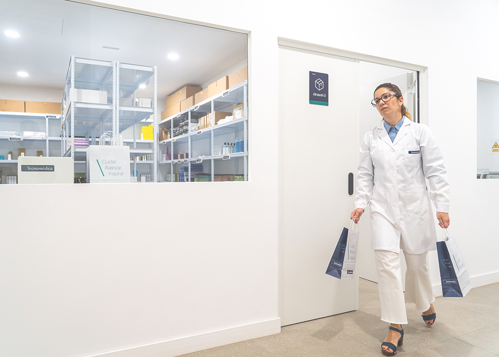 Empleada de la compañía llevando a cabo un proceso de distribución