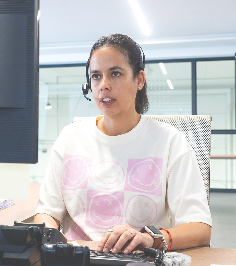 Empleada de la compañía llevando a cabo un proceso administrativo