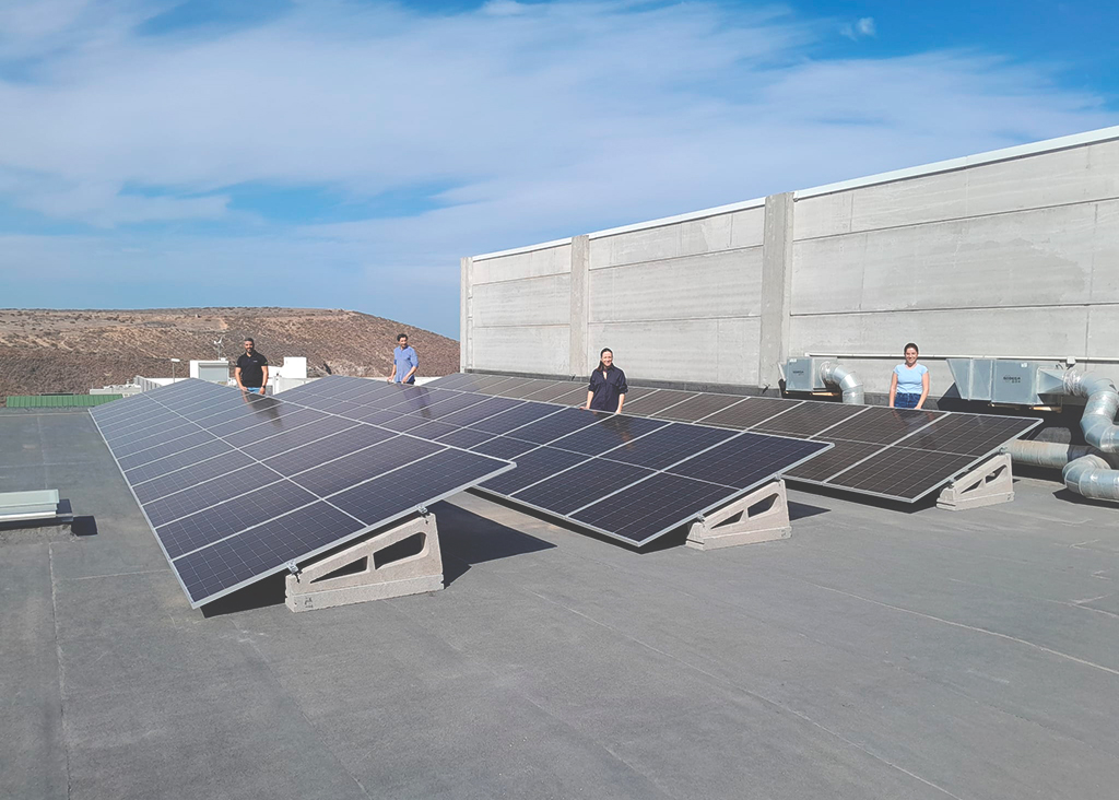 Área de paneles solares en instalaciones de la compañía