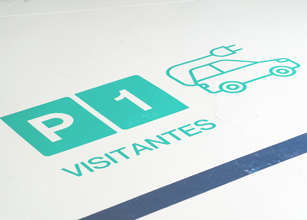 Zona parking para vehículos eléctricos en instalaciones de la compañía